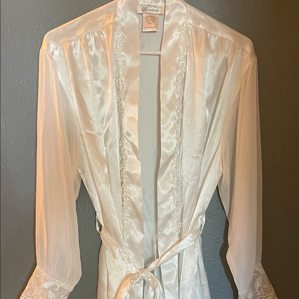 Dentelle Vintage White Satin Robe W/ Lace Accents - image 2